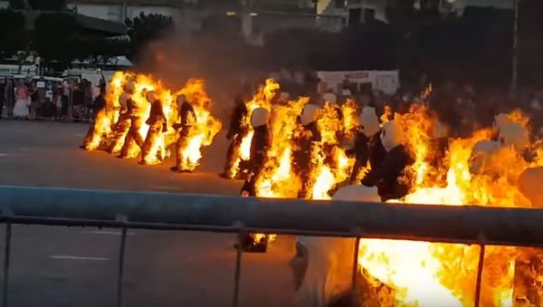 Most people performing full body burns - Guinness World Records - Sputnik International