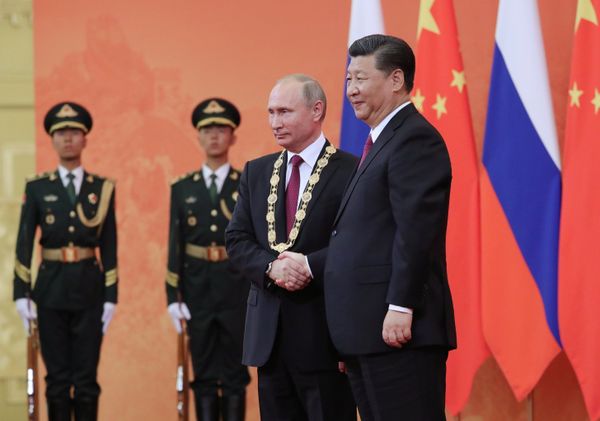Chinese President Xi Jinping awards Putin the Order of Friendship. - Sputnik International