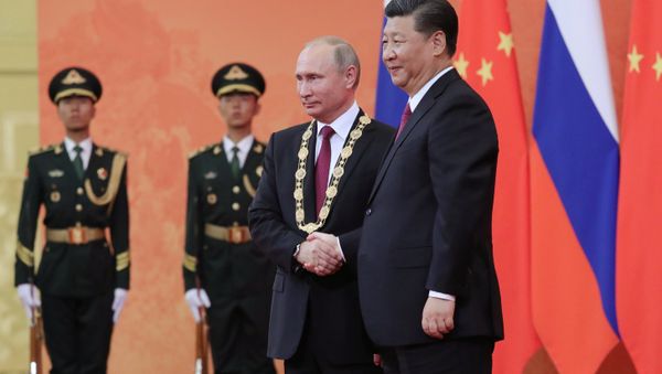 Chinese President Xi Jinping awards Putin the Order of Friendship. - Sputnik International
