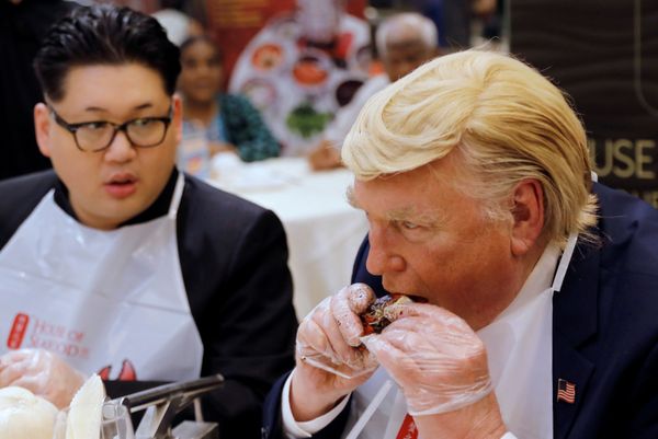 Impersonators of Kim Jong-un and Donald Trump in Singapore in June, 2018 - Sputnik International