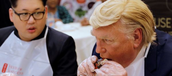 Актеры, играющие роли Дональда Трампа и Ким Чен Ына во время еды в Сингапуре - Sputnik International