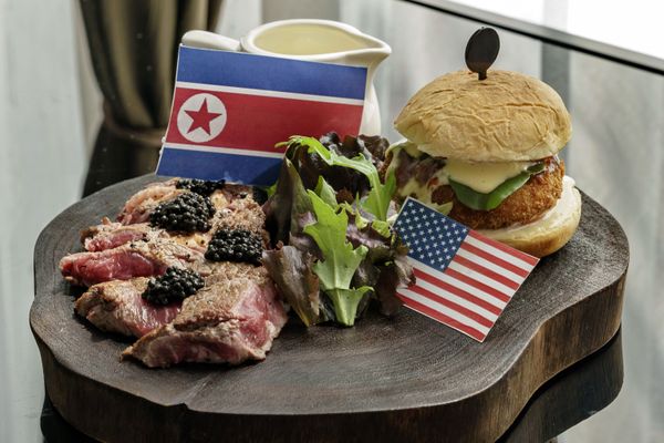 The 'R.W.B.' commemorative dish of Trump-Kim summit in June, 2018 - Sputnik International