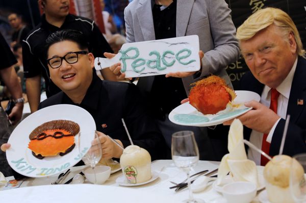 Impersonators Kim Jong-un and Donald Trump in Singapore in June, 2018 - Sputnik International
