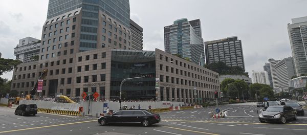 The North Korean Motorcade carrying leader Kim Jong Un travels down Singapore's Orchard Boulevard on its way to the St Regis Hotel Sunday, June 10, 2018. Kim arrived Sunday in Singapore ahead of one of the most unusual summits in recent world history, a sit-down Tuesday with U.S. President Donald Trump - Sputnik International