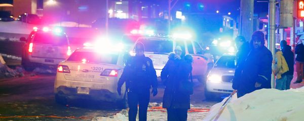 Police officers are seen near a mosque after a shooting in Quebec City, January 29, 2017 - Sputnik International