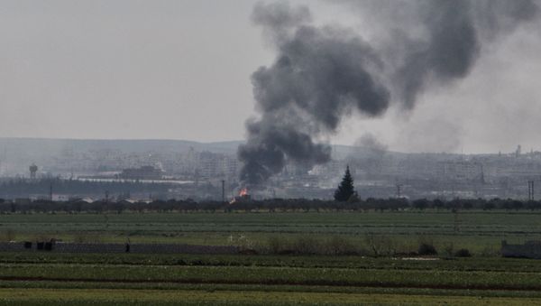 Smoke rises from the northwestern Syrian city of Idlib on March 26, 2015 following bombing by rebels. Islamist fighters have seized 17 checkpoints from Syrian forces in clashes around the city of Idlib that have cost at least 71 lives, according to the Syrian Observatory for Human Rights. - Sputnik International