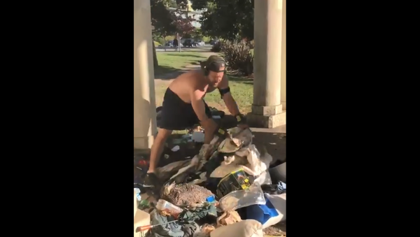 Jogger Destroys Homeless Man's Encampment - Sputnik International