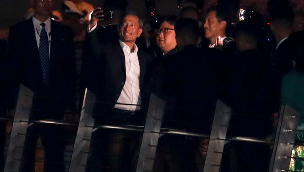 Singapore's Foreign Minister Vivian Balakrishnan takes a selfie with North Korea's leader Kim Jong Un, June 11. - Sputnik International
