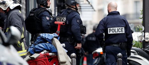 French police and a fireman secure the street as a man has taken people hostage at a business in Paris, France, June 12, 2018 French police and a fireman secure the street as a man has taken people hostage at a business in Paris, France, June 12, 2018 - Sputnik International
