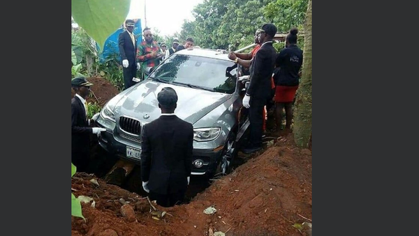 Man buries father in BMW - Sputnik International