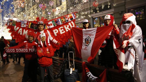 Fans of Peru stand to pose for pictures with passing fans from other countries, as visitors and Russians alike gathered to celebrate and cheer on their teams on the eve of the 2018 soccer World Cup, on Nikolskaya Street in Moscow, Russia, Wednesday, June 13, 2018 - Sputnik International