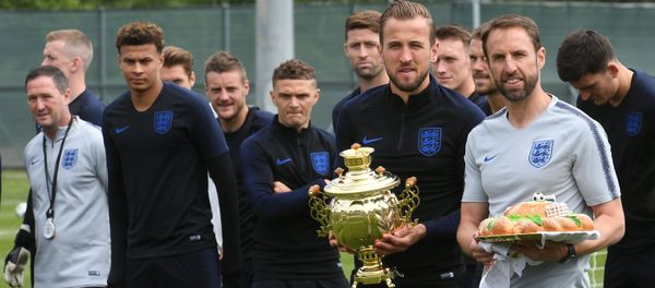 Members of England's national soccer team carry traditional Russian souvenirs before the training session ahead of the World Cup 2018 in Saint Petersburg, Russia, on June 13, 2018 Members of England's national soccer team carry traditional Russian souvenirs before the training session ahead of the World Cup 2018 in Saint Petersburg, Russia, on June 13, 2018 - Sputnik International