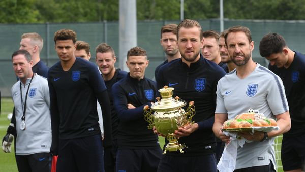 Members of England's national soccer team carry traditional Russian souvenirs before the training session ahead of the World Cup 2018 in Saint Petersburg, Russia, on June 13, 2018 Members of England's national soccer team carry traditional Russian souvenirs before the training session ahead of the World Cup 2018 in Saint Petersburg, Russia, on June 13, 2018 - Sputnik International