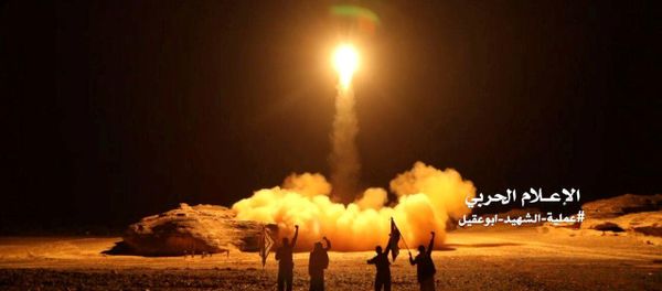 A photo distributed by the Houthi Military Media Unit shows the launch by Houthi forces of a ballistic missile aimed at Saudi Arabia March 25, 2018 - Sputnik International