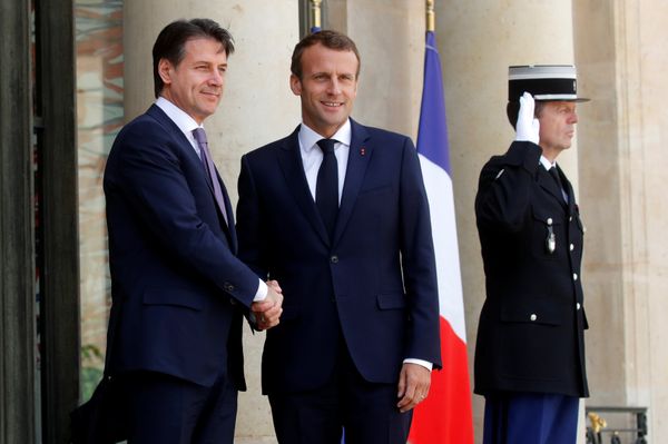 French President Emmanuel Macron welcomes Italian Prime Minister Giuseppe Conte as he arrives for a meeting at the Elysee Palace in Paris, France, June 15, 2018 - Sputnik International