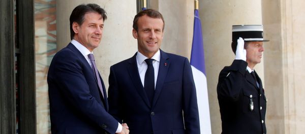 French President Emmanuel Macron welcomes Italian Prime Minister Giuseppe Conte as he arrives for a meeting at the Elysee Palace in Paris, France, June 15, 2018 French President Emmanuel Macron welcomes Italian Prime Minister Giuseppe Conte as he arrives for a meeting at the Elysee Palace in Paris, France, June 15, 2018 - Sputnik International