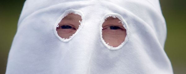 An unidentified member of the Ku Klux Klan peers from beneath a hooded mask at a Ku Klux Klan rally Saturday, June 10, 2006 An unidentified member of the Ku Klux Klan peers from beneath a hooded mask at a Ku Klux Klan rally Saturday, June 10, 2006 - Sputnik International