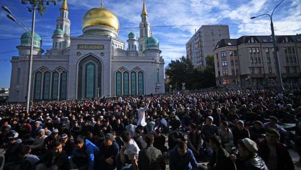 Muslims on the Eid al-Fitr holiday outside the Moscow Cathedral Mosque - Sputnik International