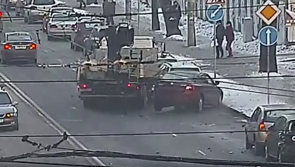 Going for the High Score? Utility Truck’s Arm Racks Up Wreckage - Sputnik International