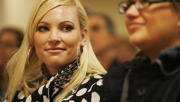 Meghan McCain, left, daughter of Republican presidential hopeful, Sen. John McCain, R-Ariz., listens to her father's speech in Stratham, N.H. Thursday, Dec. 6, 2007. - Sputnik International