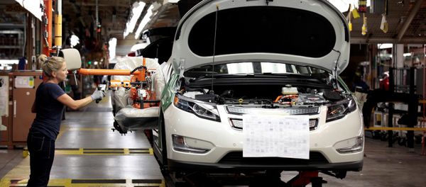 United Auto Workers union member Carrie Attwood uses an ergonomic-arm to install a front seat in a Chevrolet Volt electric vehicle at General Motors Detroit-Hamtramck assembly plant in Hamtramck, Michigan July 27, 2011 - Sputnik International