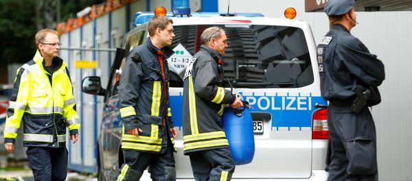 An official carries a plastic barrel outside the apartment of 29-year-old Sief Allah H., in Cologne, Germany, June 15, 2018, a Tunisian man who was detained on June 13, 2018, suspected of planning an Islamist-motivated attack and the manufacturing of a biological weapon using ricin - Sputnik International