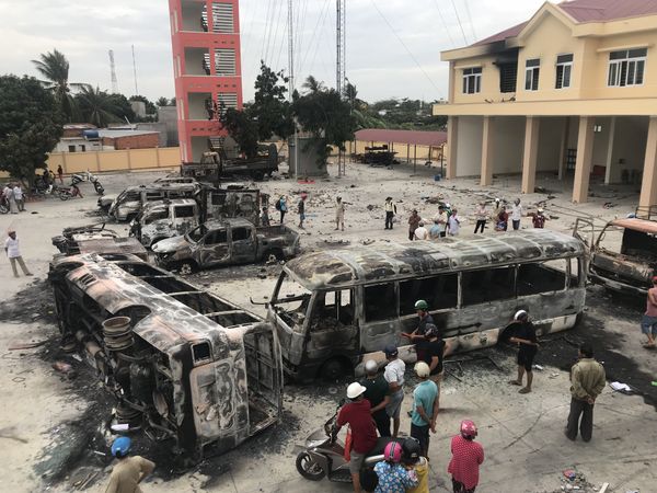 This picture taken on June 12, 2018 shows charred buses at a police station compound in central Binh Thuan province following the June 10 violent protest over a government proposal to issue 99-year-leases in special economic zones. An American citizen is being held in Vietnam for disrupting public order after he joined violent protests over a controverial special economic zone draft law, an official said on June 14 This picture taken on June 12, 2018 shows charred buses at a police station compound in central Binh Thuan province following the June 10 violent protest over a government proposal to issue 99-year-leases in special economic zones. An American citizen is being held in Vietnam for disrupting public order after he joined violent protests over a controverial special economic zone draft law, an official said on June 14 - Sputnik International