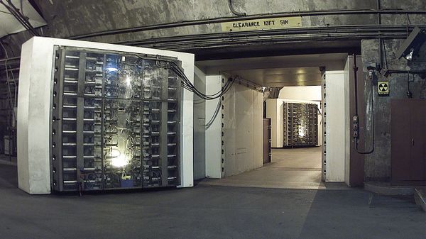 The 25-ton blast door in the Cheyenne Mountain nuclear bunker is the main entrance to another blast door (background) beyond which the side tunnel branches into access tunnels to the main chambers. NORAD, Cheyenne Mountain, Colorado - Sputnik International