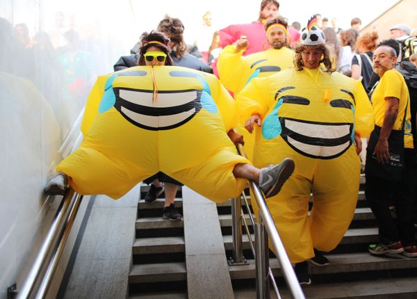 Emoji football fans in Moscow during 2018 FIFA World Cup - Sputnik International