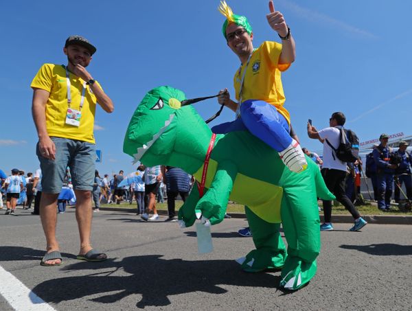 Brazilian fans and their friendly T-Rex - Sputnik International