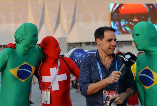 Fully covered fans from Switzerland and Brazil - Sputnik International