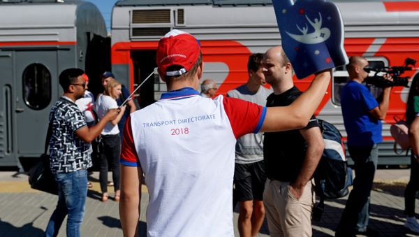 The volunteer meets fans before World Cup 2018 soccer match between the national teams of Tunisia and England at the railway station in Volgograd - Sputnik International
