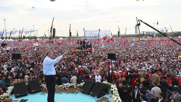 Turkey's President Recep Tayyip Erdogan, addresses supporters of his ruling Justice and Development Party (AKP) during a rally in Istanbul, Sunday, June 17, 2018 - Sputnik International