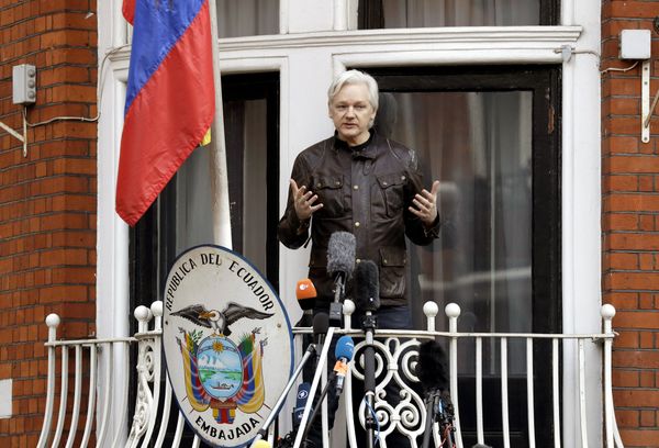 WikiLeaks founder Julian Assange gestures as he speaks on the balcony of the Ecuadorian embassy, in London, Friday May 19, 2017. - Sputnik International
