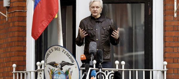 WikiLeaks founder Julian Assange gestures as he speaks on the balcony of the Ecuadorian embassy, in London, Friday May 19, 2017. - Sputnik International