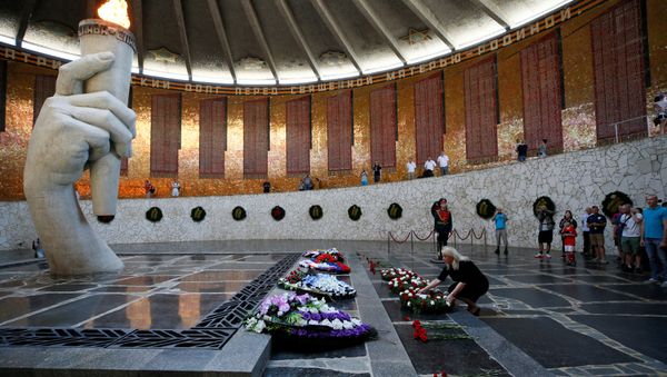 Deputy British Ambassador to Russia Lindsay Skoll attends a wreath laying ceremony at the Mamayev Kurgan World War Two memorial complex in Volgograd, Russia June 18, 2018 - Sputnik International