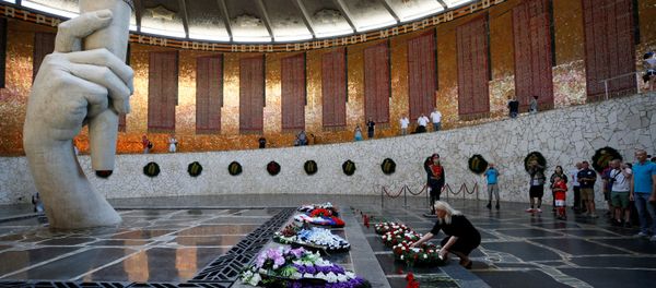 Deputy British Ambassador to Russia Lindsay Skoll attends a wreath laying ceremony at the Mamayev Kurgan World War Two memorial complex in Volgograd, Russia June 18, 2018 Deputy British Ambassador to Russia Lindsay Skoll attends a wreath laying ceremony at the Mamayev Kurgan World War Two memorial complex in Volgograd, Russia June 18, 2018 - Sputnik International