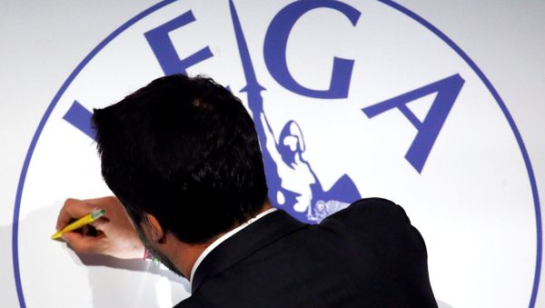 League leader Matteo Salvini signs the party symbol during a meeting in Rome, Italy, March 1, 2018 League leader Matteo Salvini signs the party symbol during a meeting in Rome, Italy, March 1, 2018 - Sputnik International