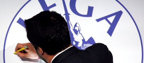 League leader Matteo Salvini signs the party symbol during a meeting in Rome, Italy, March 1, 2018 - Sputnik International