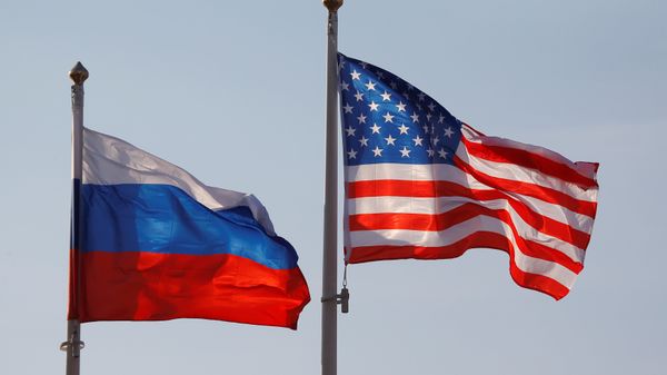 National flags of Russia and the US fly at Vnukovo International Airport in Moscow, Russia April 11, 2017 - Sputnik International