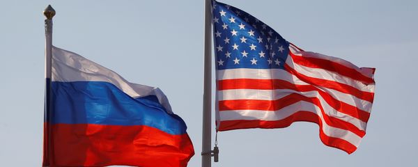 National flags of Russia and the US fly at Vnukovo International Airport in Moscow, Russia April 11, 2017 - Sputnik International
