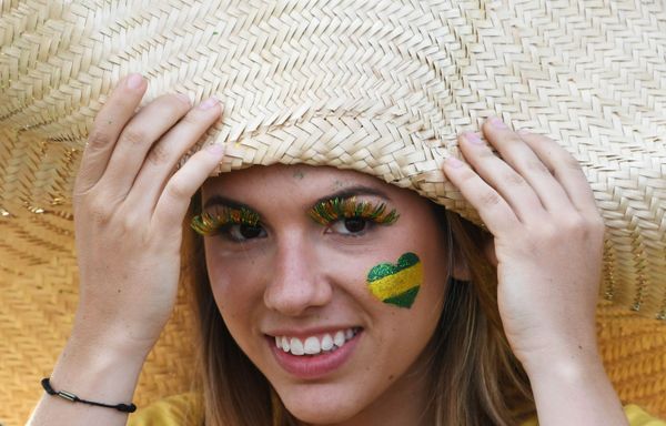 Gettin’ Cheeky With It: Fans Paint Faces With World Cup Countries' Flags - Sputnik International