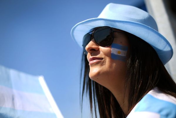 Gettin’ Cheeky With It: Fans Paint Faces With World Cup Countries' Flags - Sputnik International