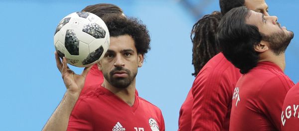 Egypt's Mohamed Salah, left, plays with the ball during Egypt's official training on the eve of the group A match between Russia and Egypt at the 2018 soccer World Cup in the St. Petersburg stadium in St. Petersburg, Russia, Monday, June 18, 2018 - Sputnik International
