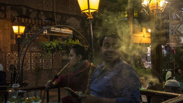 People smoke hookah - Sputnik International