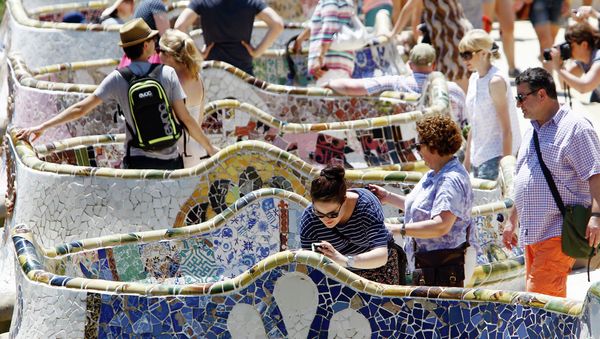 Tourists visit Spanish architect Gaudi's Park Guell in Barcelona on June 28, 2015. - Sputnik International