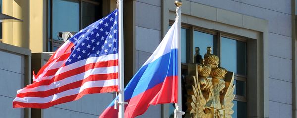 This photo taken on May 7, 2013 shows Russian and the US flags running up as the US Secretary of State arrives at Moscow Vnukovo Airport This photo taken on May 7, 2013 shows Russian and the US flags running up as the US Secretary of State arrives at Moscow Vnukovo Airport - Sputnik International