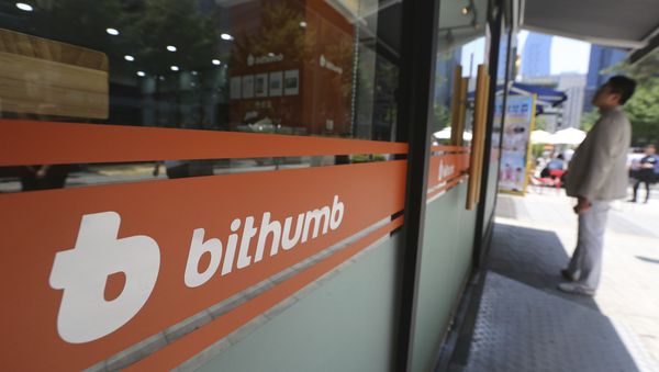 A man watches the prices of bitcoin at Bithumb cryptocurrency exchange in Seoul, South Korea, Wednesday, June 20, 2018 - Sputnik International