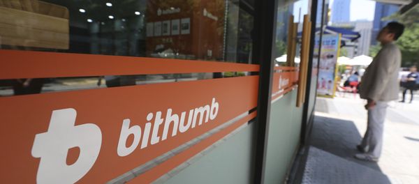 A man watches the prices of bitcoin at Bithumb cryptocurrency exchange in Seoul, South Korea, Wednesday, June 20, 2018 - Sputnik International