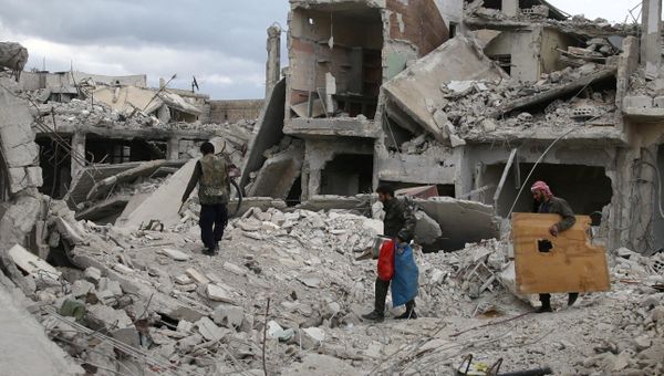 People walk on rubble of damaged buildings in the besieged town of Douma, Eastern Ghouta, in Damascus, Syria March 30, 2018 - Sputnik International